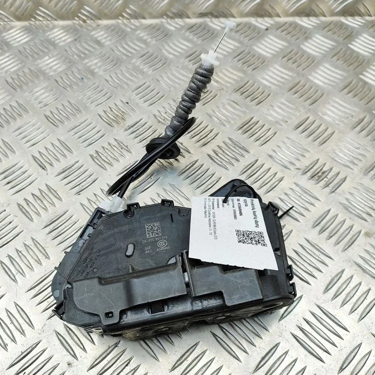 Priekšējā slēdzene (pie roktura) 5TC837015