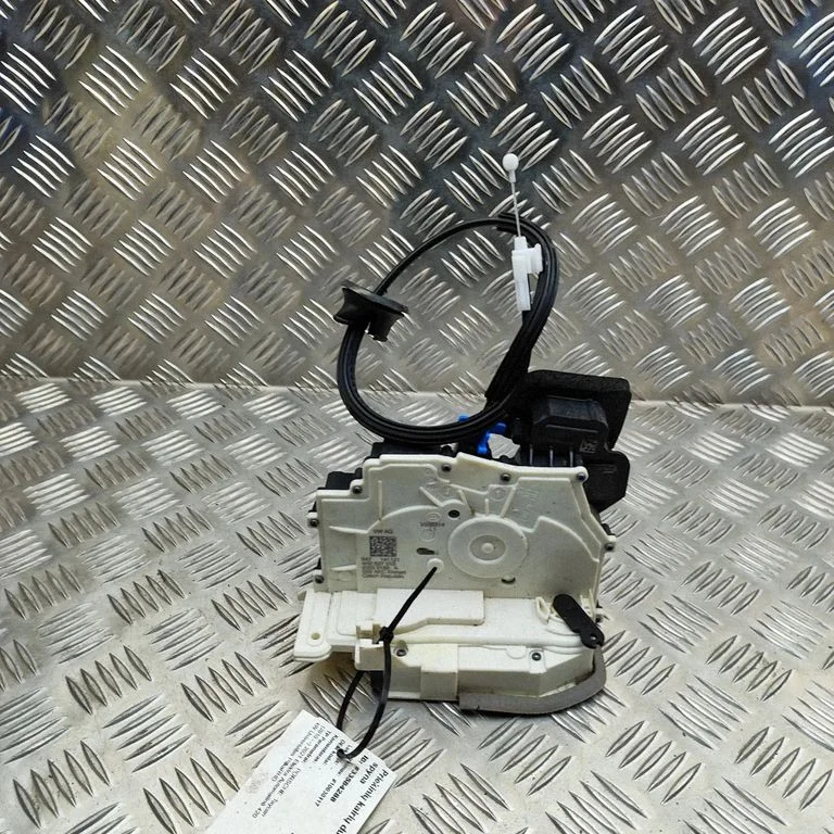 Priekšējā slēdzene (pie roktura) 4N2837015