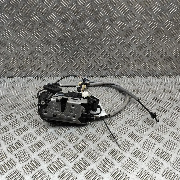 Priekšējā slēdzene (pie roktura) 5TC837015D