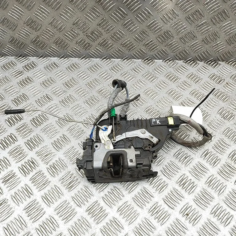 Priekšējā slēdzene (pie roktura) A4477200135