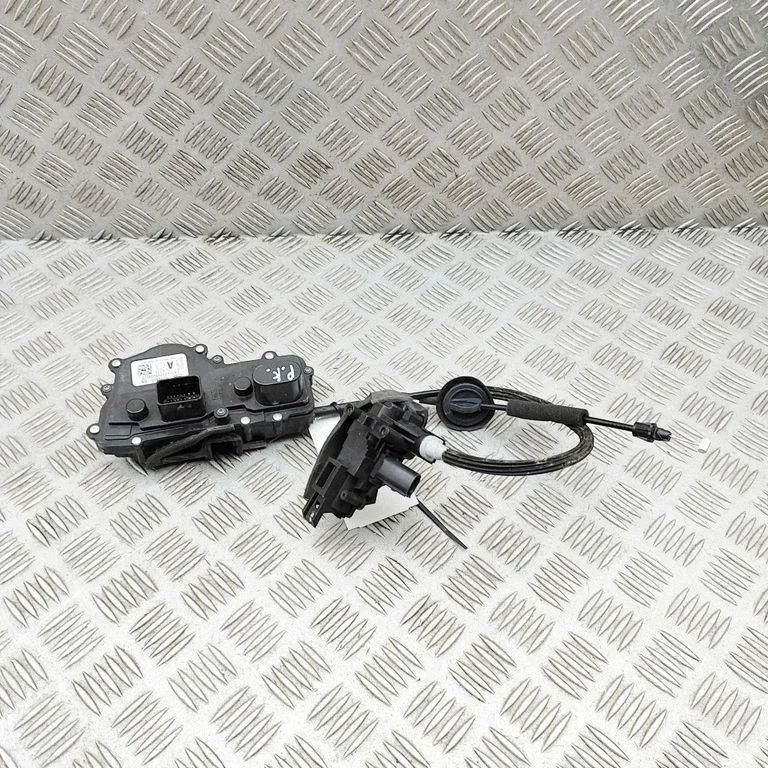 Priekšējā slēdzene (pie roktura) LJ8BR219A65BN