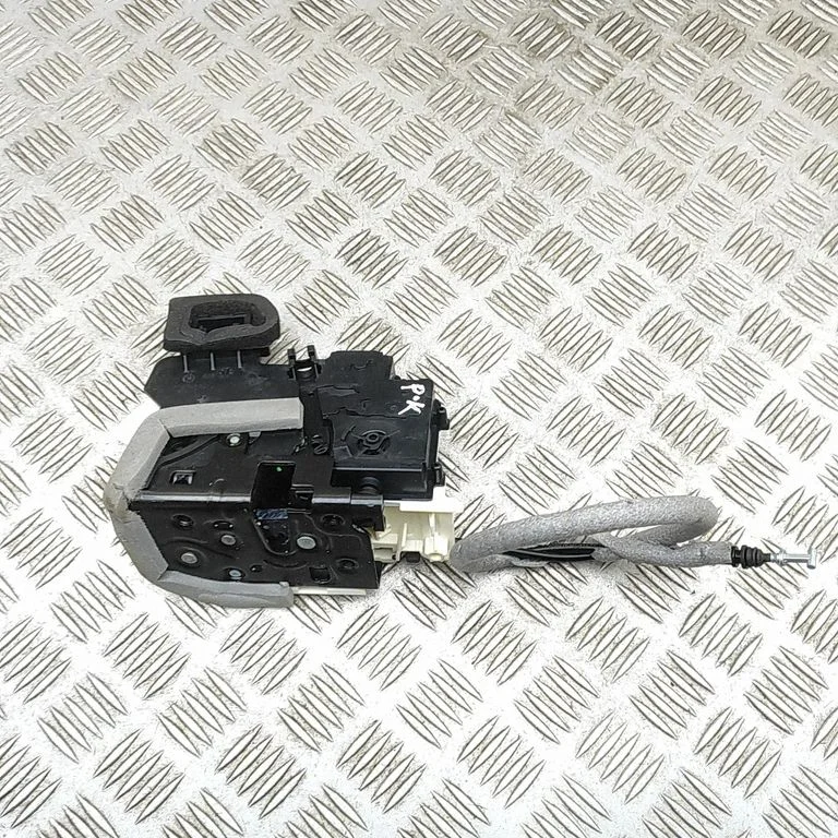 Priekšējā slēdzene (pie roktura) 4N2837015