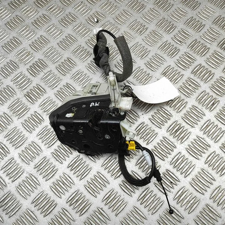 Priekšējā slēdzene (pie roktura) 8J2837015E