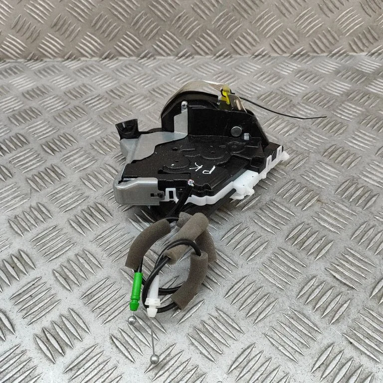 Priekšējā slēdzene (pie roktura) 690400D320