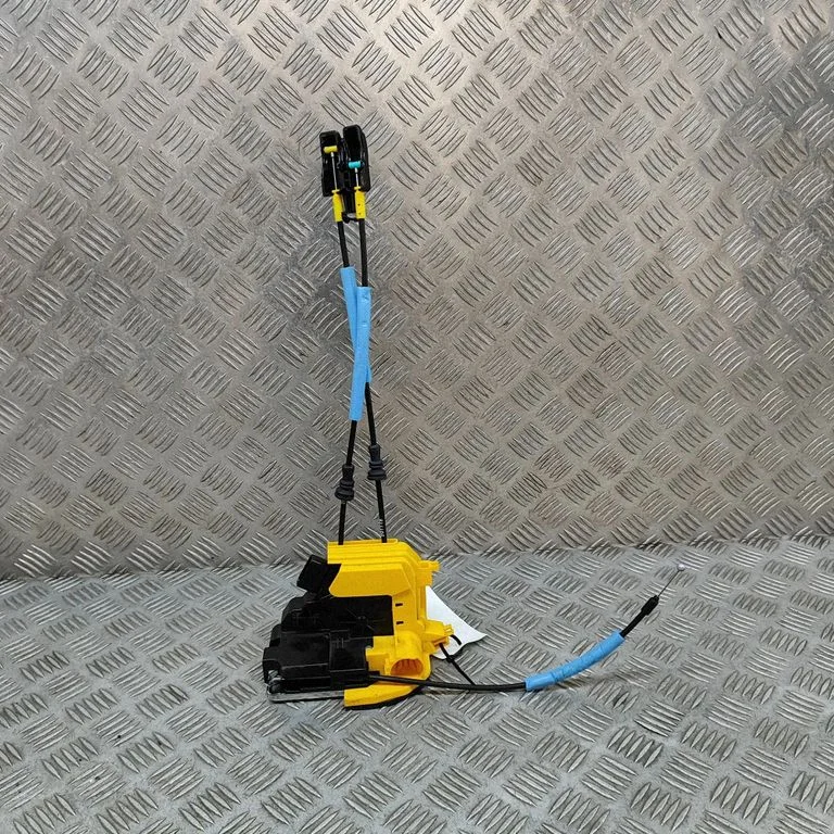 Priekšējā slēdzene (pie roktura) 7121037010