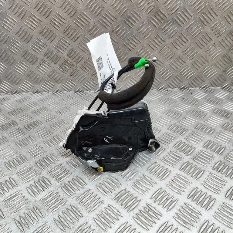 Priekšējā slēdzene (pie roktura) 6904047120