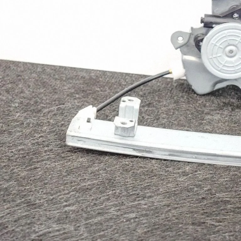 Front door window regulator with motor – Nissan Juke I F15 (2010-2018)