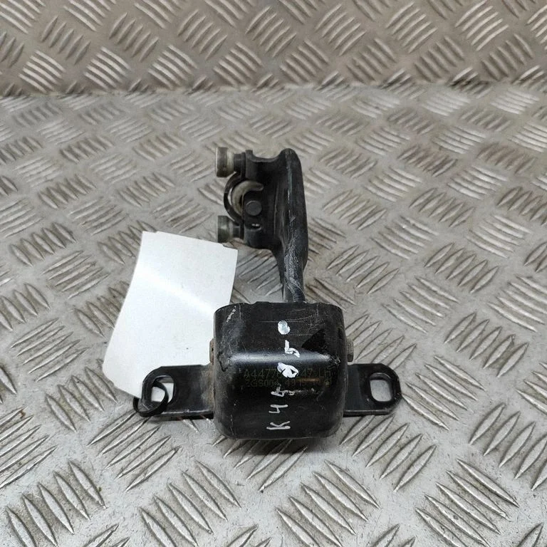 Augšējā rullīša vadotne/ augšējā eņģe A4477600147