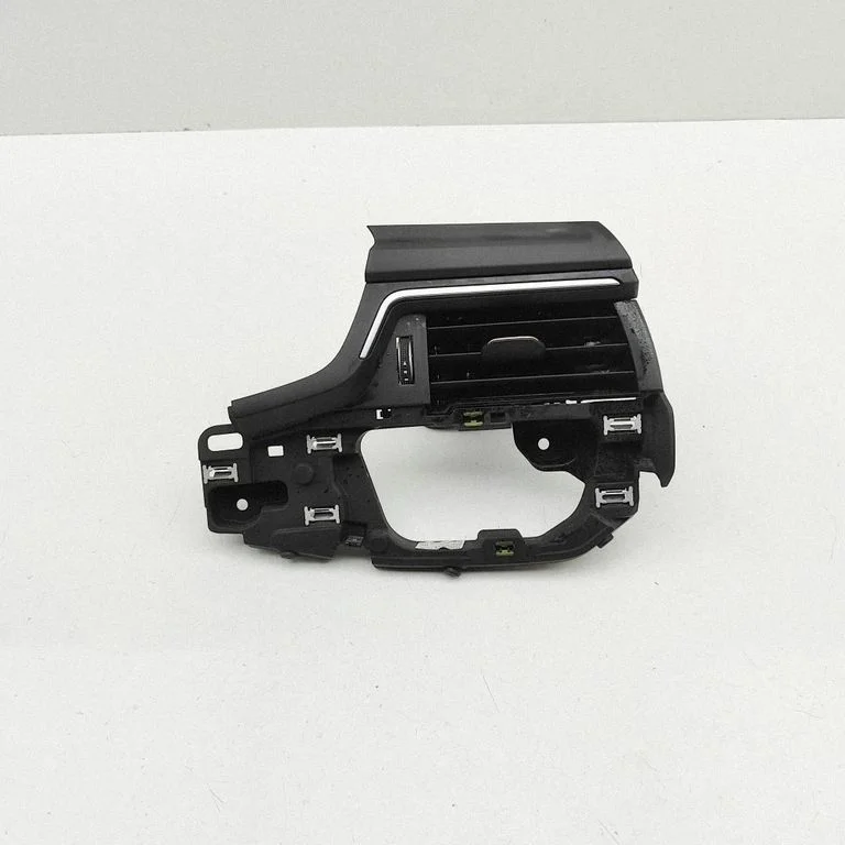 Paneļa gaisa restītes 8W2820902