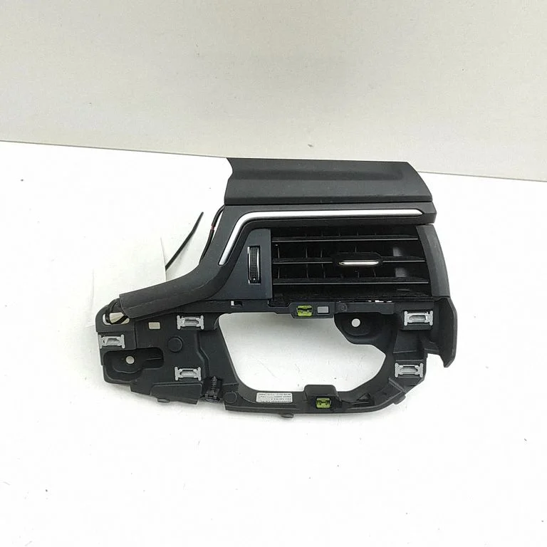 Paneļa gaisa restītes 8W2820902