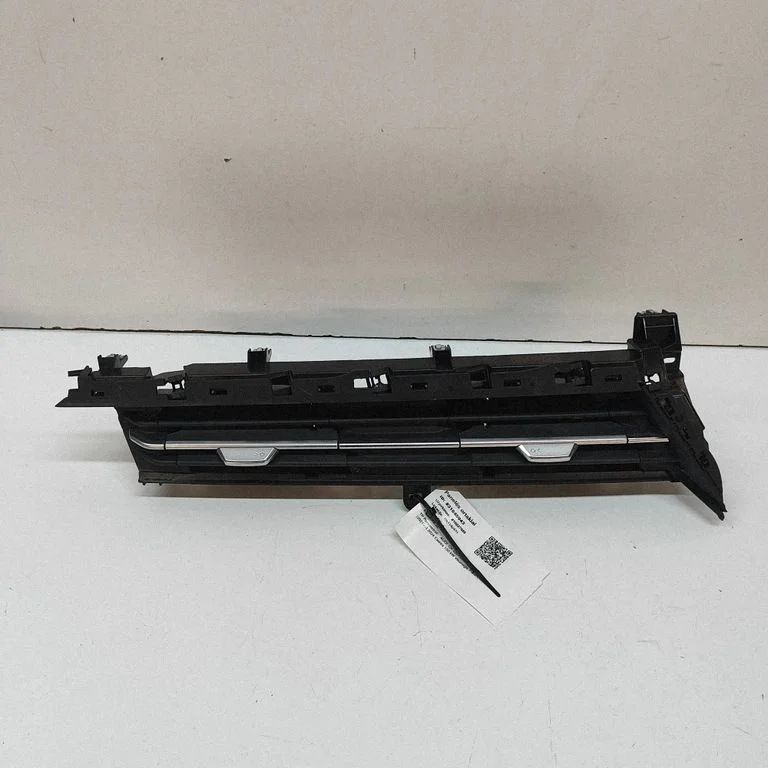 Kratka nawiewu szyby 89C820951A
