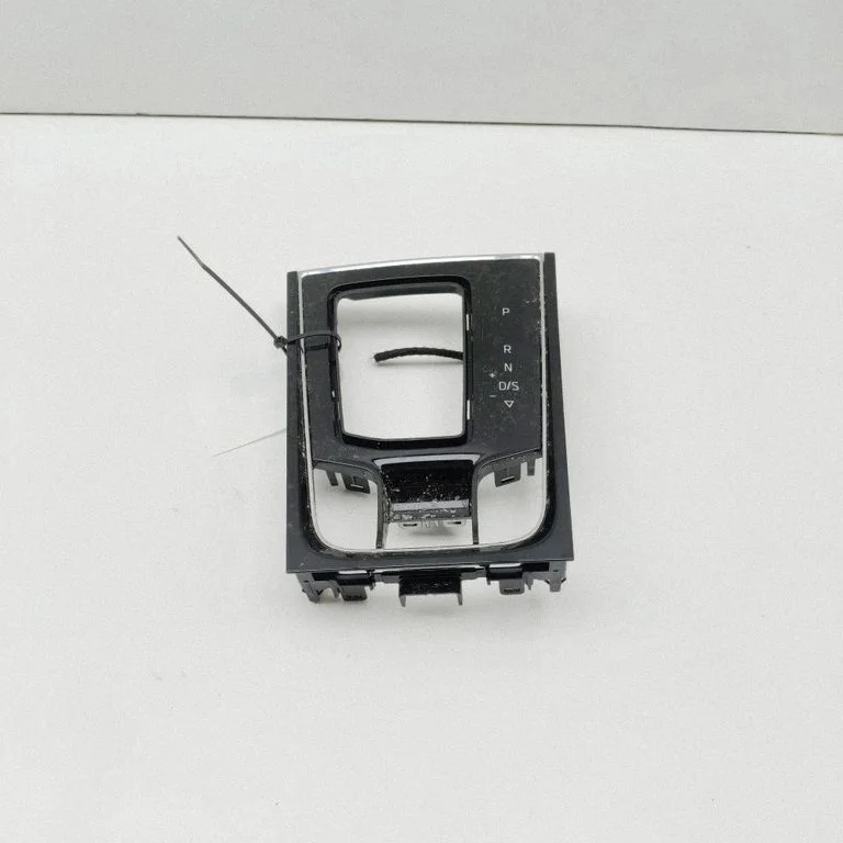 Pārnesumu pārslēga sviras apdare (plastmasas) 567713203A