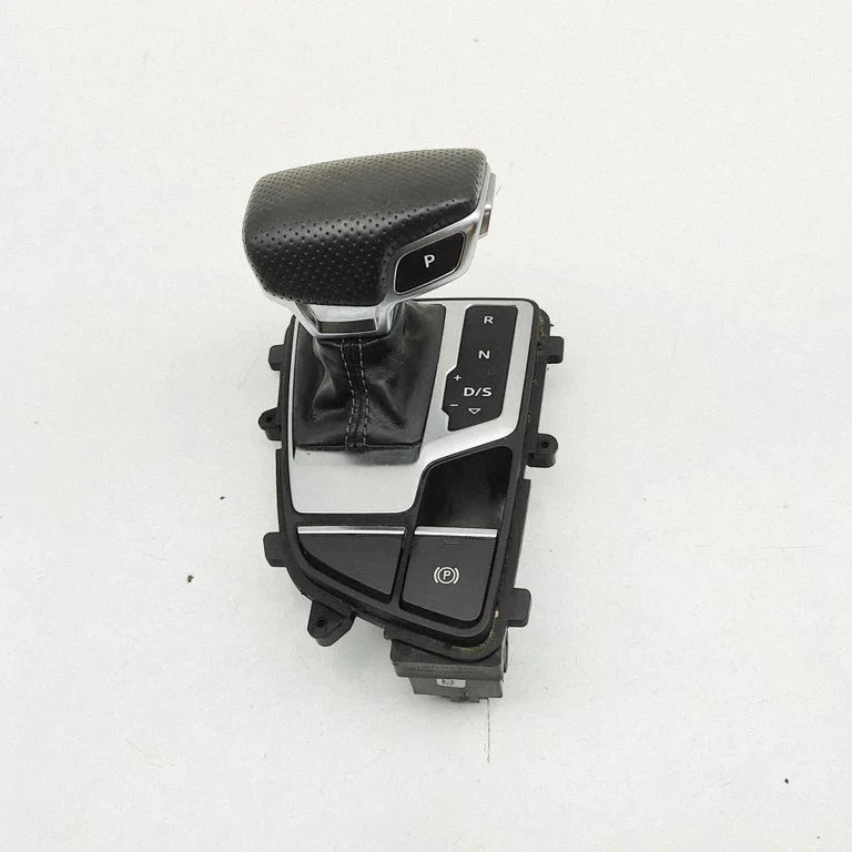 Pārnesumu pārslēga sviras apdare (plastmasas) 8W2713140D