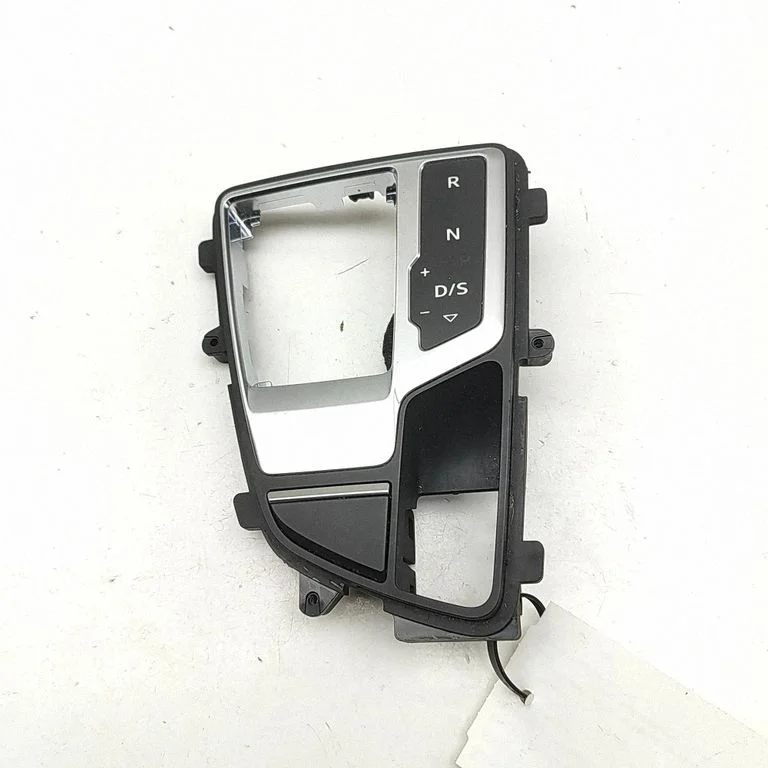 Pārnesumu pārslēga sviras apdare (plastmasas) 8W2713111C