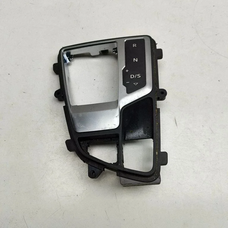 Pārnesumu pārslēga sviras apdare (plastmasas) 8W2713111C