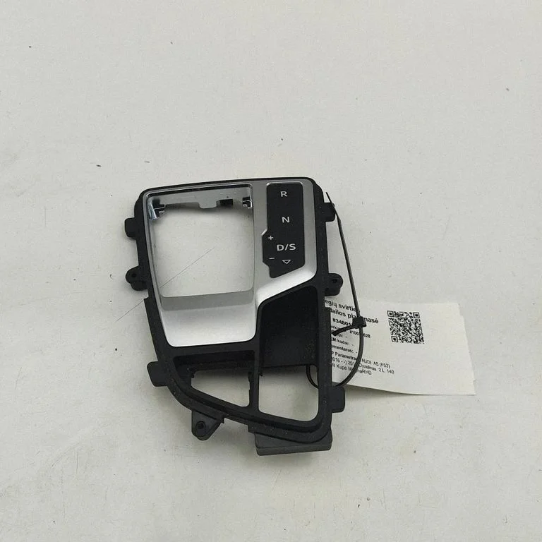 Pārnesumu pārslēga sviras apdare (plastmasas) 8W2713111C