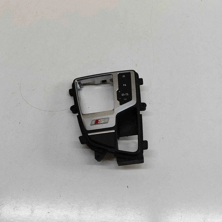 Pārnesumu pārslēga sviras apdare (plastmasas) 8W2713111B