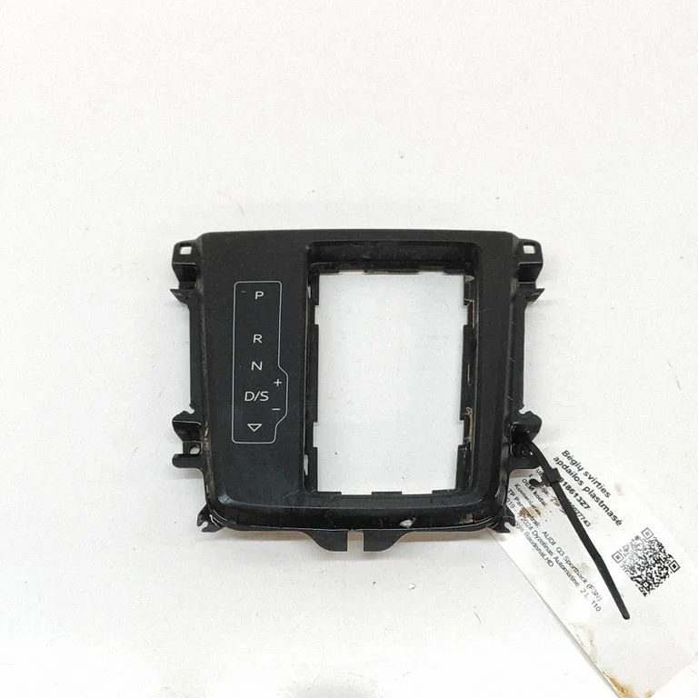 Pārnesumu pārslēga sviras apdare (plastmasas) 83B713463A