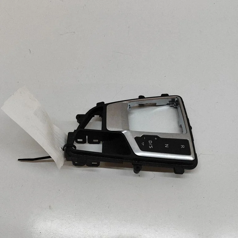 Pārnesumu pārslēga sviras apdare (plastmasas) 8W2713111C