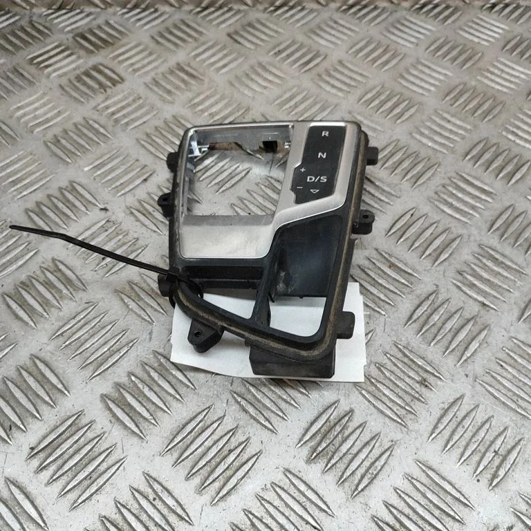 Pārnesumu pārslēga sviras apdare (plastmasas) 8W2713111C