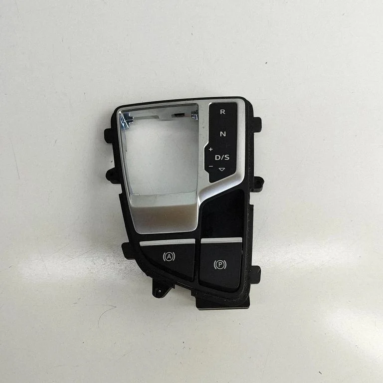 Ramka dźwigni zmiany biegów (plastikowa) 8W2713111C