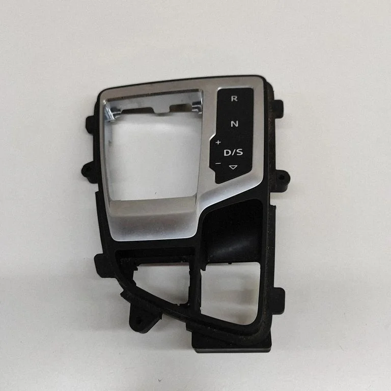 Pārnesumu pārslēga sviras apdare (plastmasas) 4M2713111D