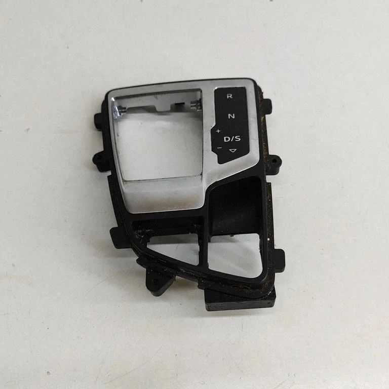 Käigukangi ümbrise viimistlus (plastik) 4M2713111D