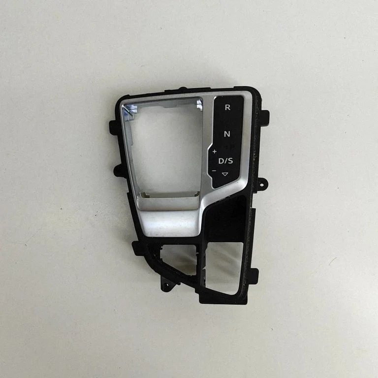 Pārnesumu pārslēga sviras apdare (plastmasas) 8W2713111C