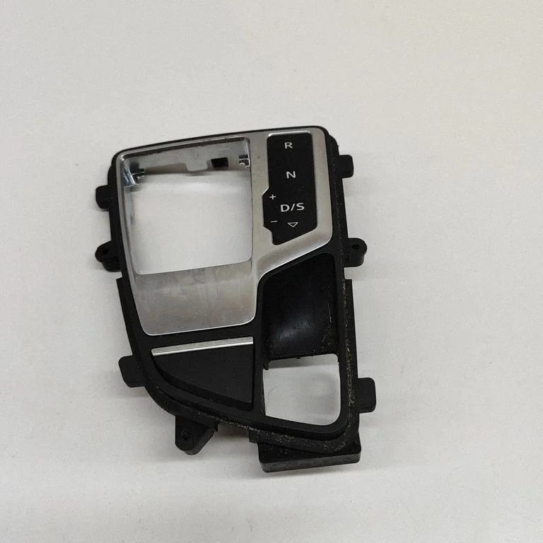 Pārnesumu pārslēga sviras apdare (plastmasas) 8W2713111C