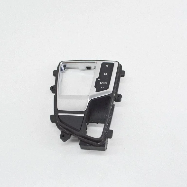 Pārnesumu pārslēga sviras apdare (plastmasas) 8W2713111C