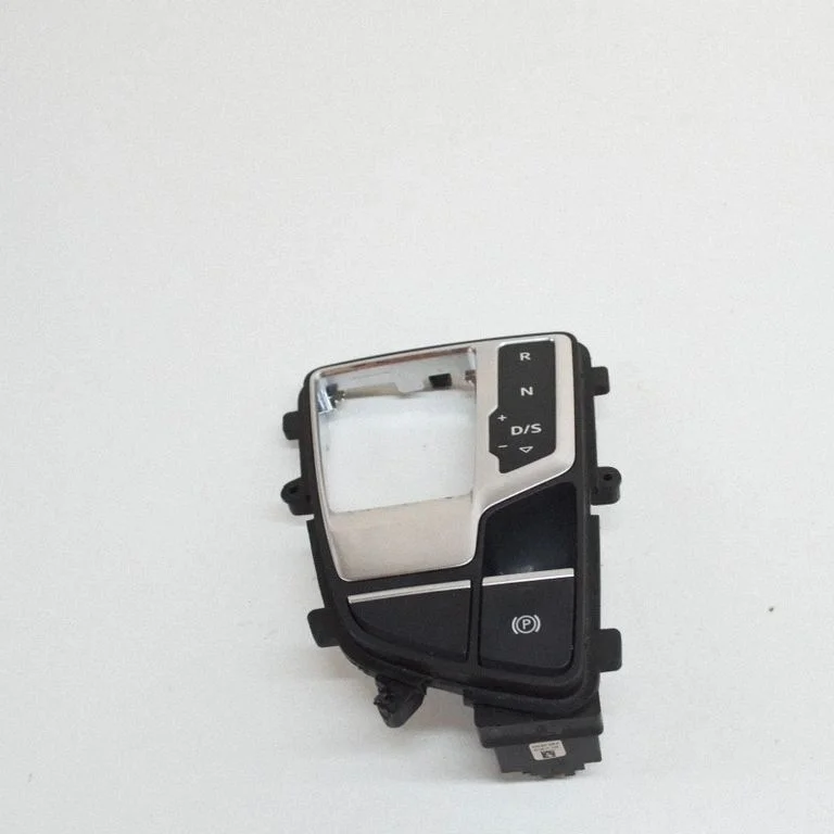 Pārnesumu pārslēga sviras apdare (plastmasas) 8W2713111C