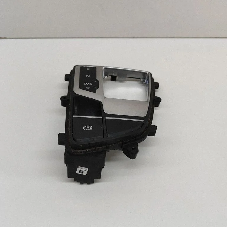 Pārnesumu pārslēga sviras apdare (plastmasas) 8W1713111C