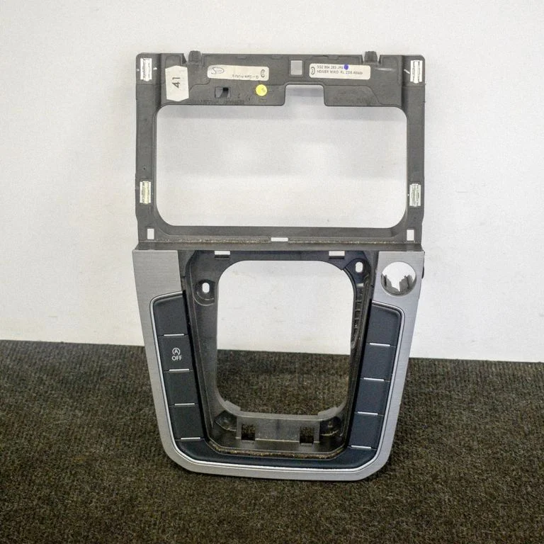 Pārnesumu pārslēga sviras apdare (plastmasas) – Volkswagen Passat CC (2008-2016)