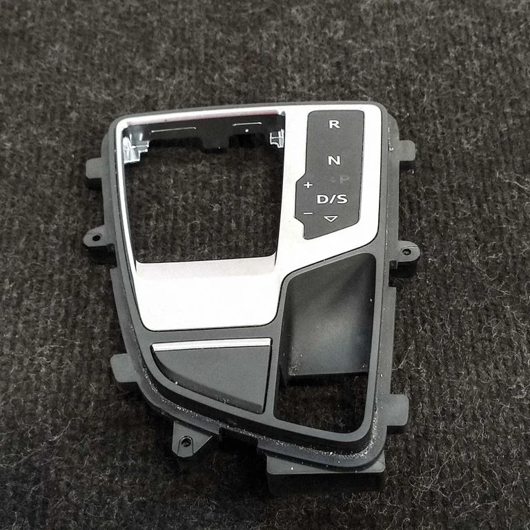 Pārnesumu pārslēga sviras apdare (plastmasas) 8W2713111C