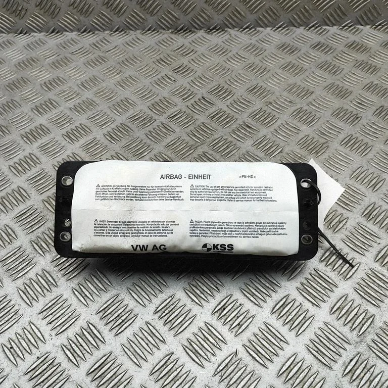Kõrvalistuja turvapadi 8V0880204F