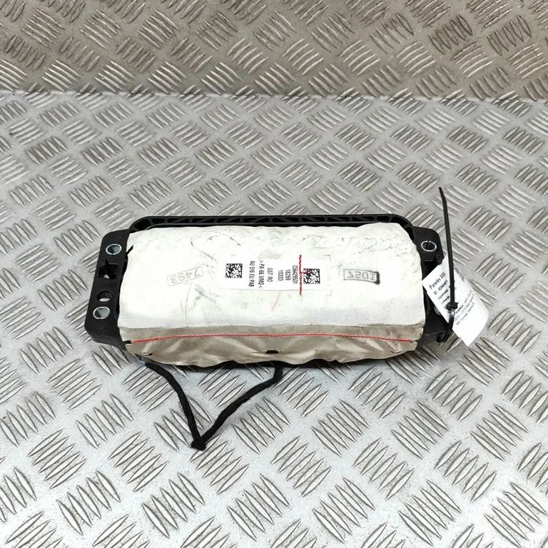 Kõrvalistuja turvapadi 4KE880204D