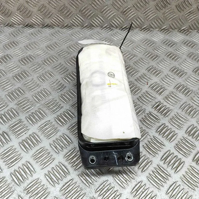 Kõrvalistuja turvapadi 80A880204D