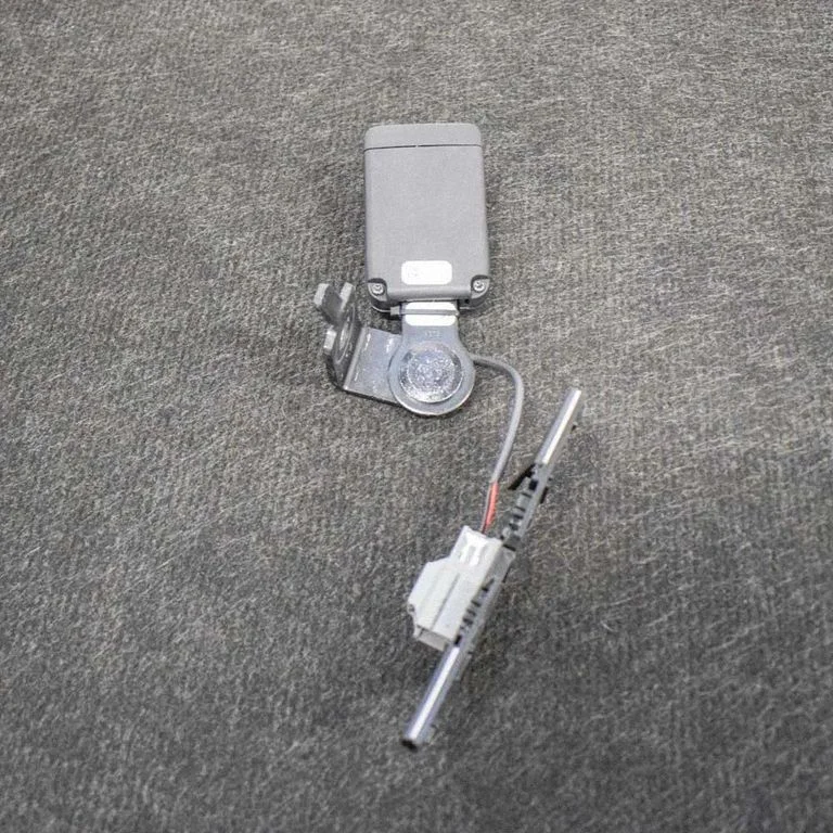 Aizmugurējās drošības jostas sprādze – Tesla Model S (2012-)