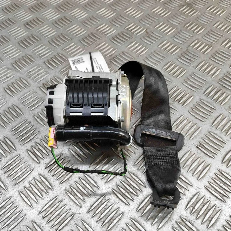 Aizmugurējā drošības josta 4KE857805B