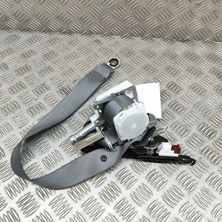 Front seatbelt 7322008100C3