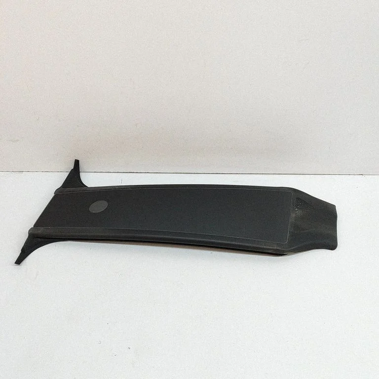 (B) statņa apdare (augšējā) – Tesla Model Y (2020-)