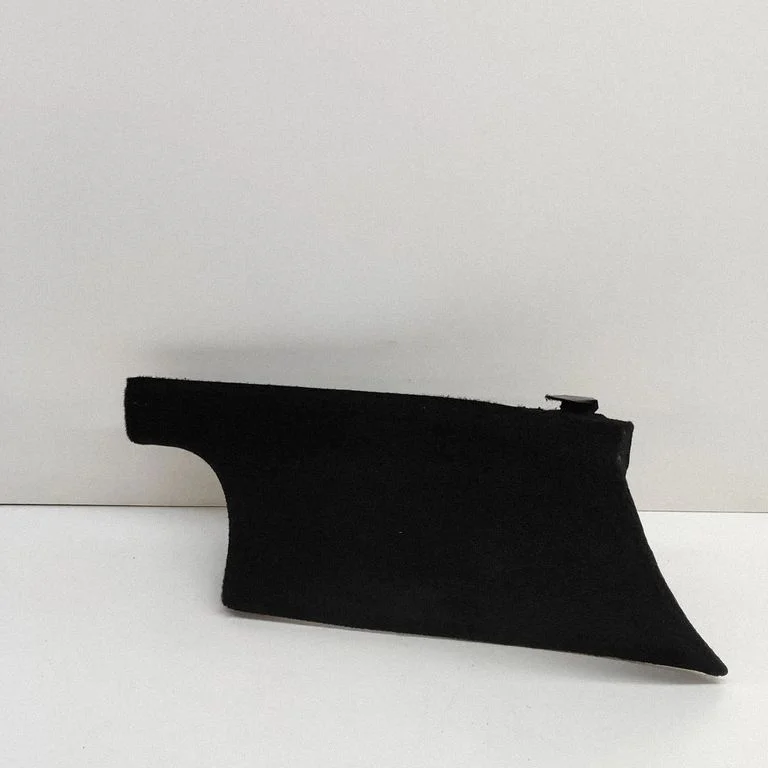(C) pillar trim – Tesla Model Y (2020-)