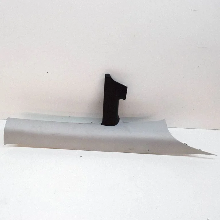 (C) pillar trim – Tesla Model Y (2020-)