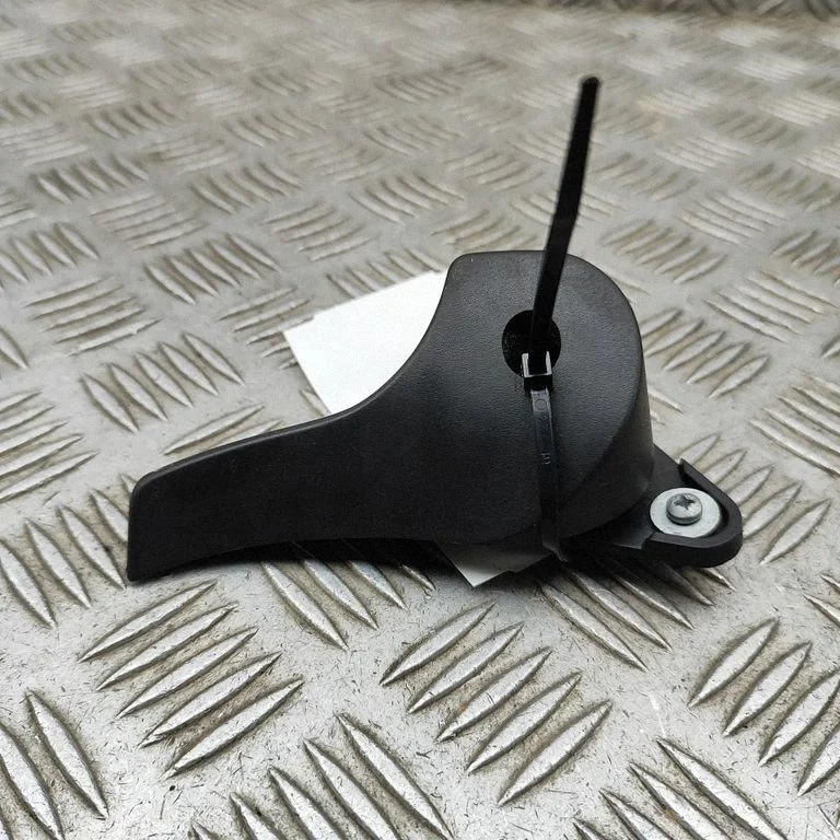 Rączka otwierania maski 8223164
