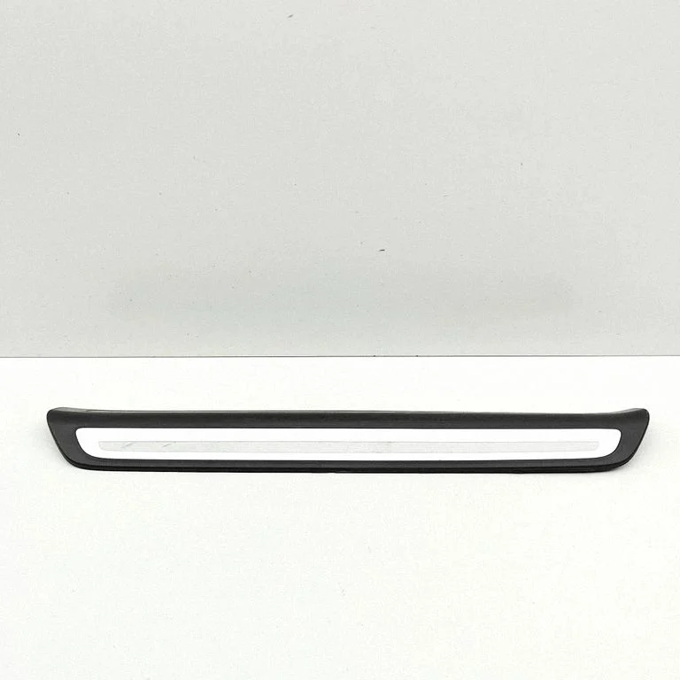 Front sill trim cover 8U0853373C