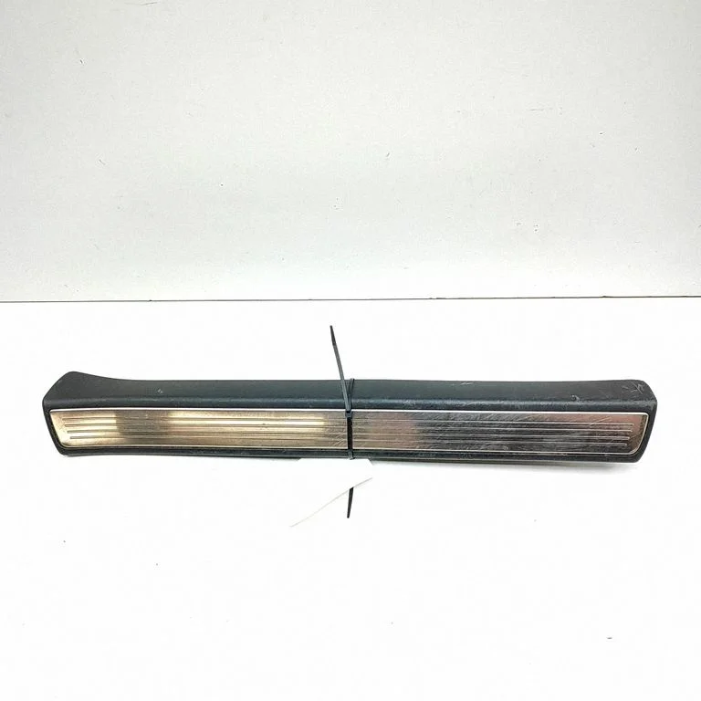 Priekšējā sliekšņa apdare (iekšējā) A2226808235