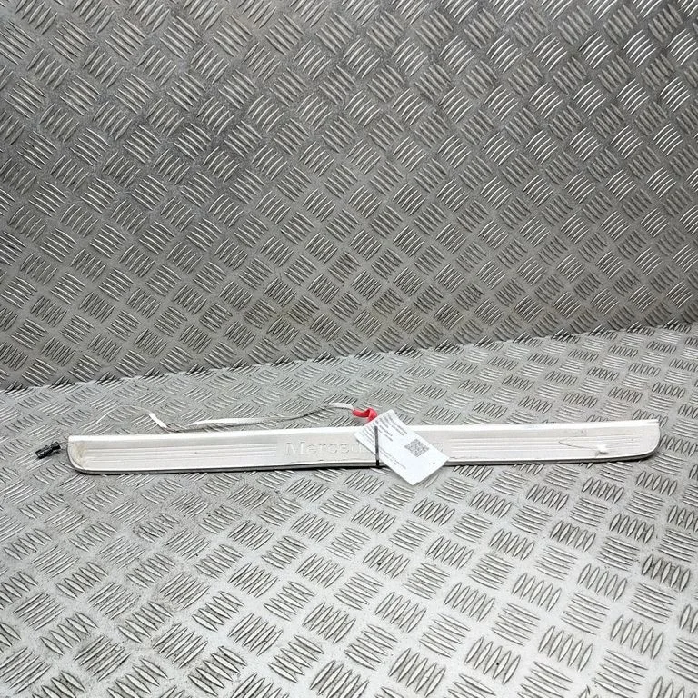 Priekšējā sliekšņa apdare (iekšējā) A2056809108