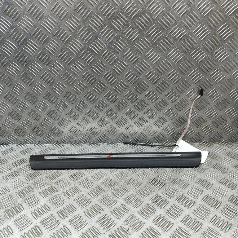 Priekšējā sliekšņa apdare (iekšējā) 4M8947405A