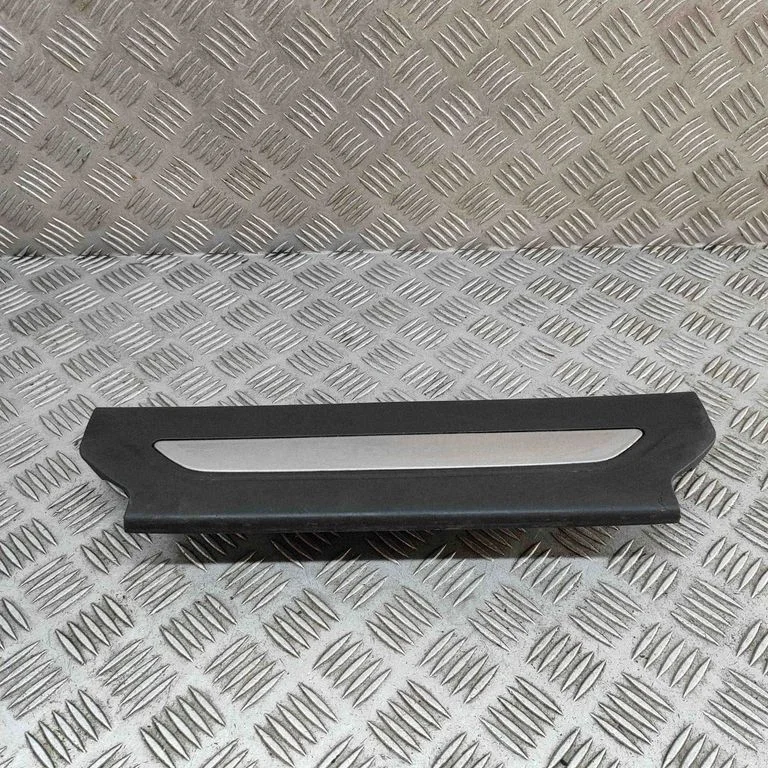 Priekšējā sliekšņa apdare (iekšējā) HK8313201BFW
