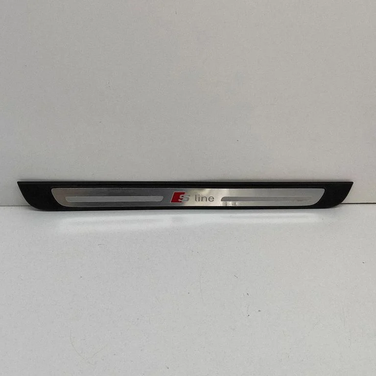 Front sill trim cover 8V4853491M